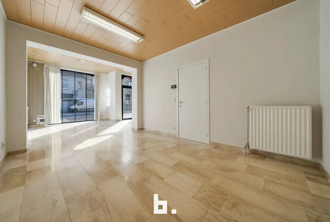 Opbrengsteigendom met 2 appartementen, handelsruimte en 2 garages in Sint-Andries - Sint-Andries