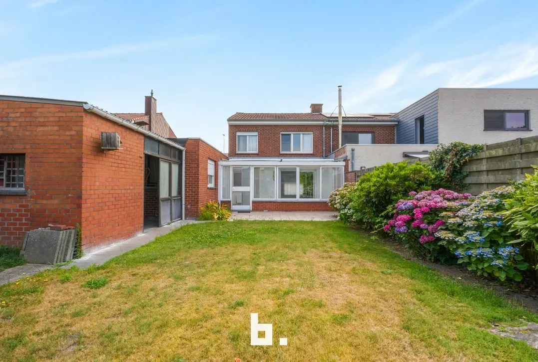 Ruime woning met 3 slaapkamers, veranda, tuin en garage in het centrum - Roeselare