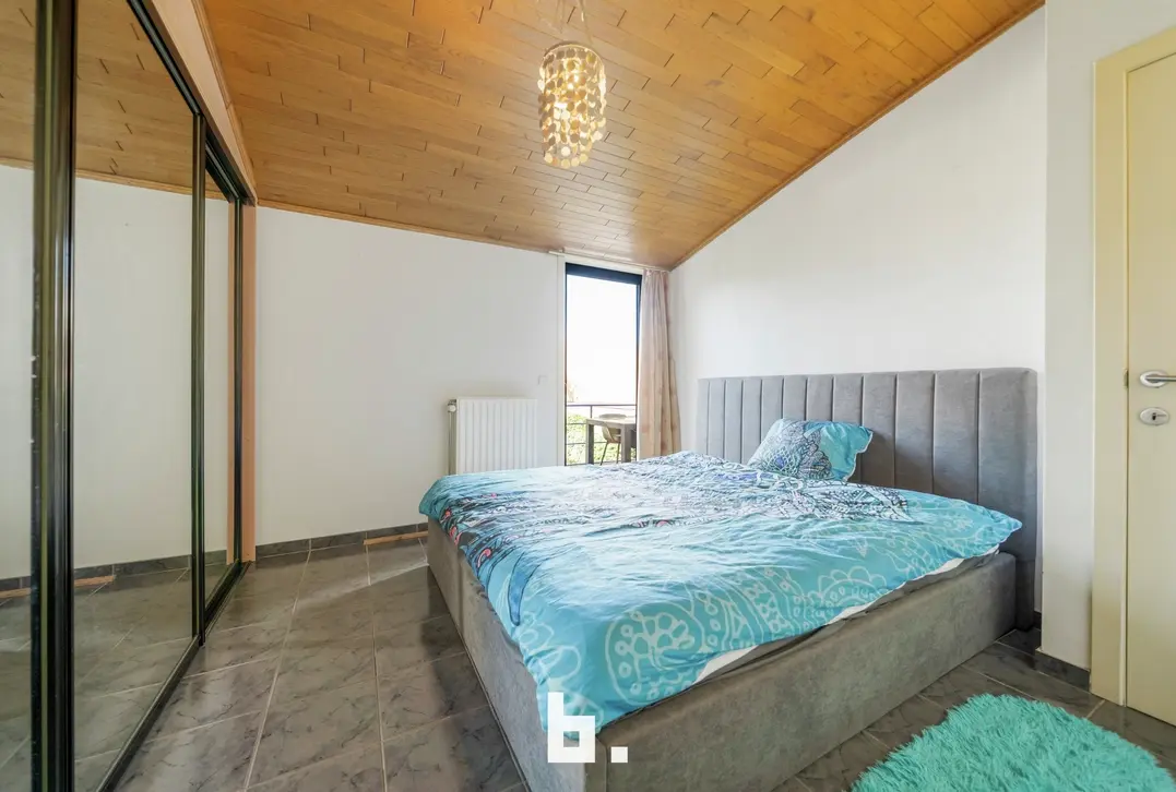Opbrengsteigendom met 2 appartementen, handelsruimte en 2 garages in Sint-Andries - Sint-Andries