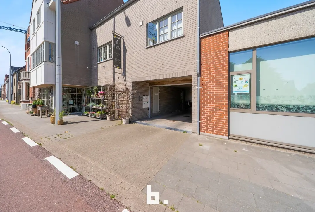 Mooie, ruime garage met elektrische poort en oprit. - Brugge