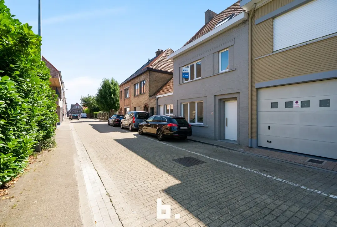 Volledig gerenoveerde woning met 4 slpks, 2 badkamers en mooie tuin op zeer centrale ligging te Gistel  - Gistel