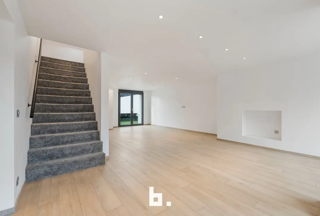 Prachtig gerenoveerd duplexappartement met groot terras en 4 kamers-Wevelgem-€275.000