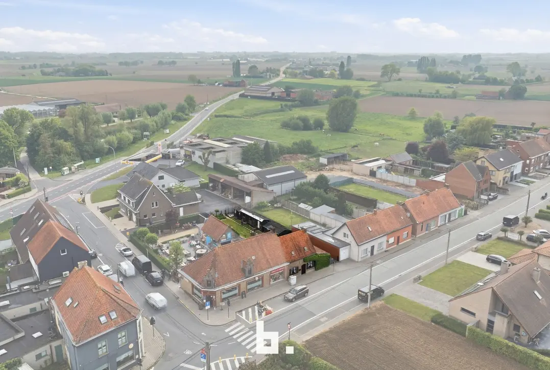 Ruime gezinswoning met veel potentieel en vlotte bereikbaarheid te Roeselare - Roeselare