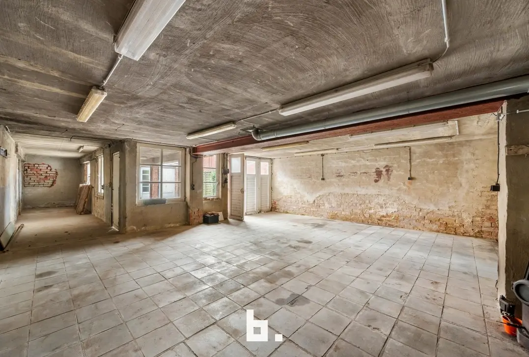 Woning met ruime loods op centrale locatie - Roeselare