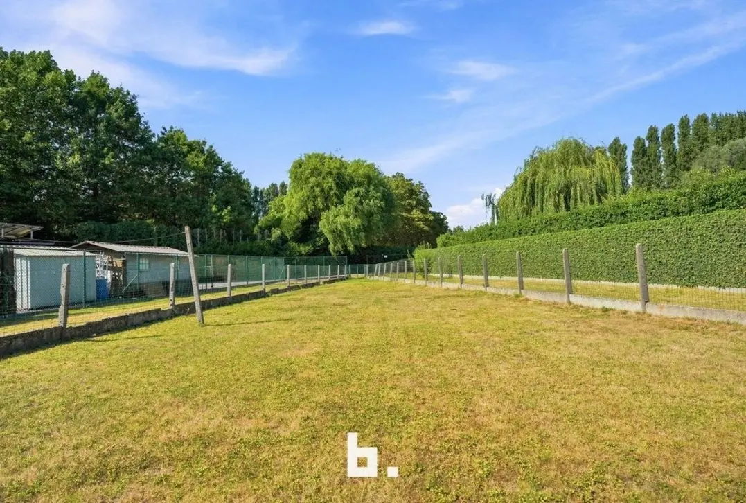 Ruime woning met grote tuin en bouwgrond - Roeselare