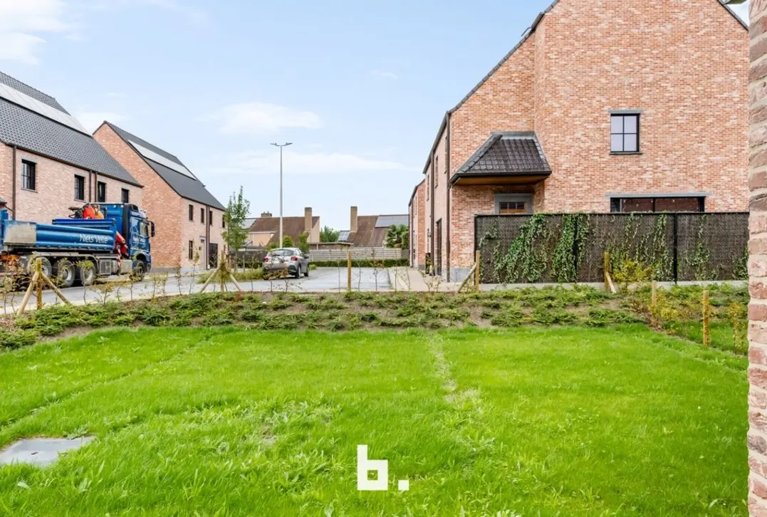 Ruime nieuwbouwwoning met 4 slaapkamers, garage en mooi afgewerkte tuin - Roeselare