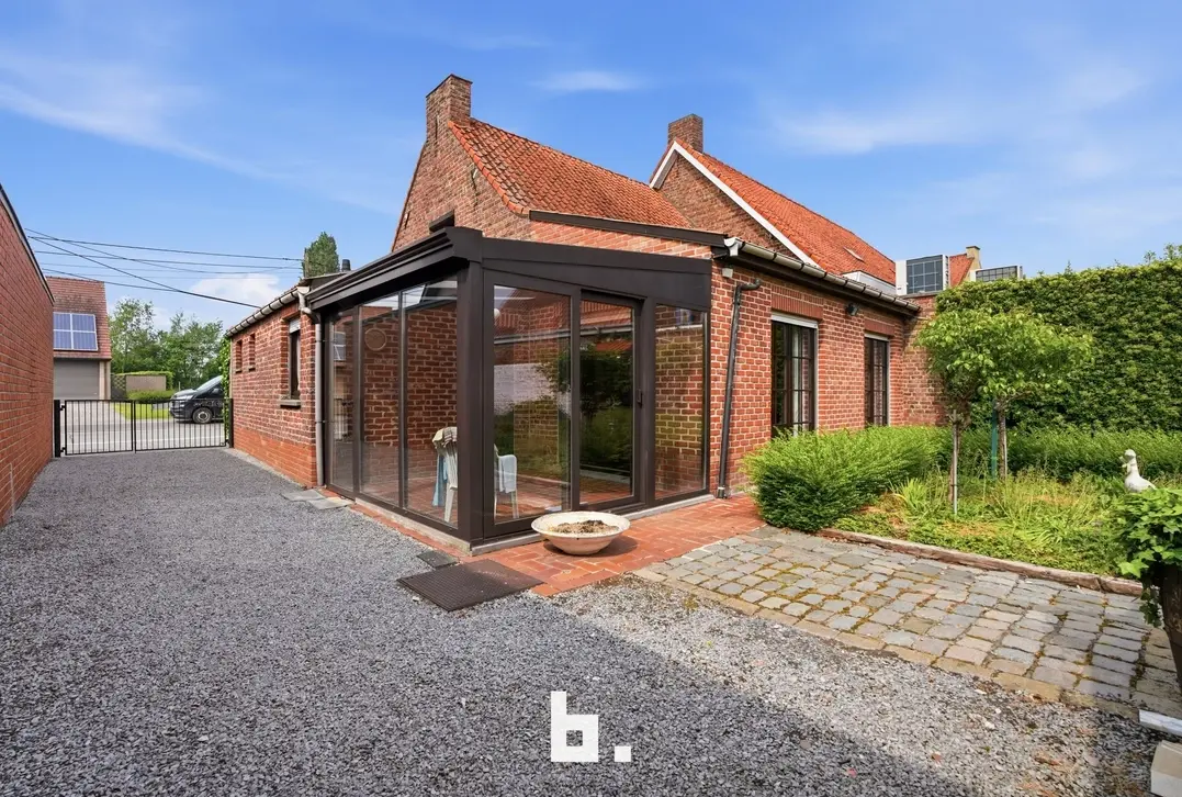 Ruime gezinswoning met veel potentieel en vlotte bereikbaarheid te Roeselare - Roeselare