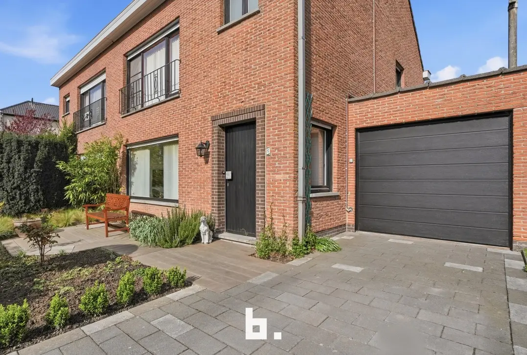 Halfopen gezinswoning met tuin, oprit en garage - Kortrijk - €315.000