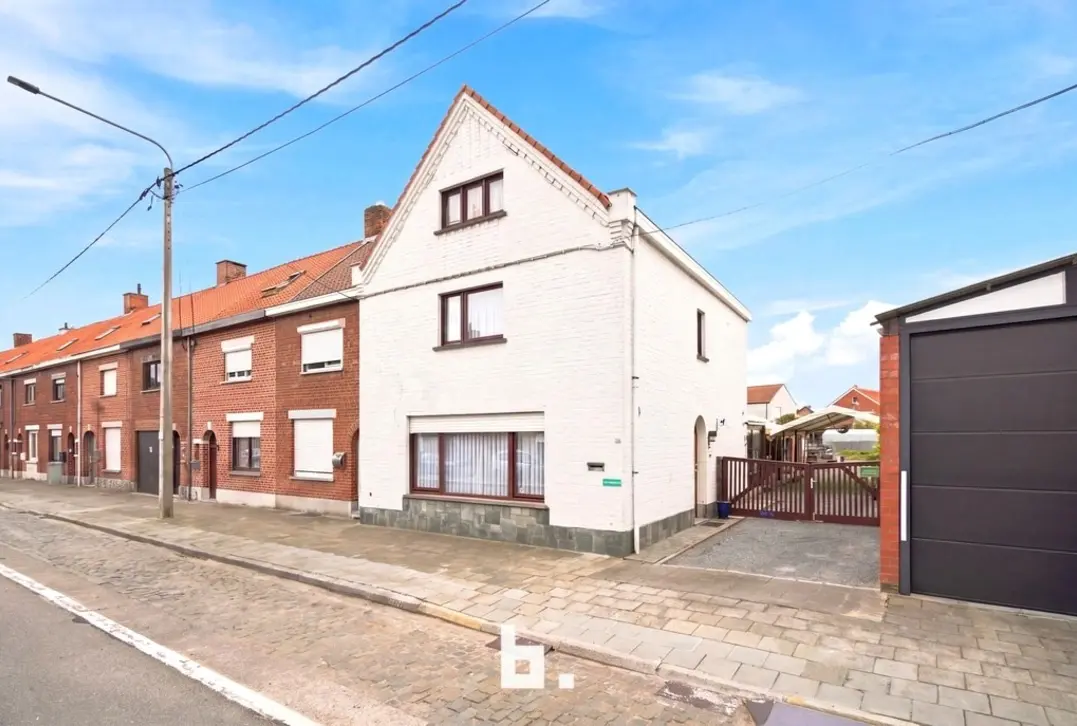 Te renoveren halfopen bebouwing met 3 garages op een perceel van 668 m² - Roeselare