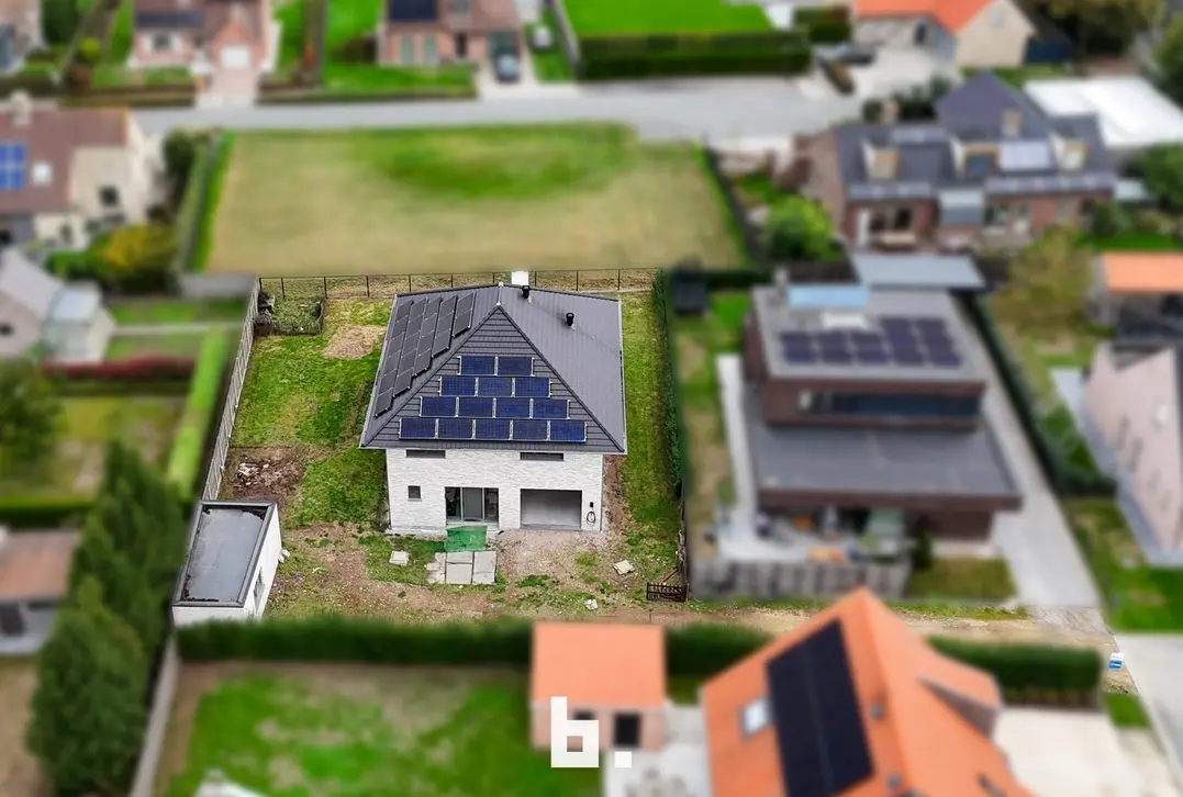 Prachtige nieuwbouwvilla met 4 ruime slaapkamers, inpandige garage en tuin - Zwevezele