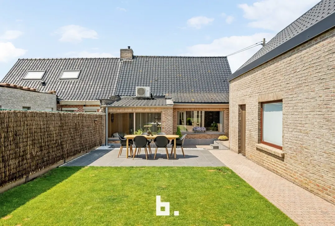 Volledig instapklare woning met ruime loods/garage en zongerichte tuin - Hooglede