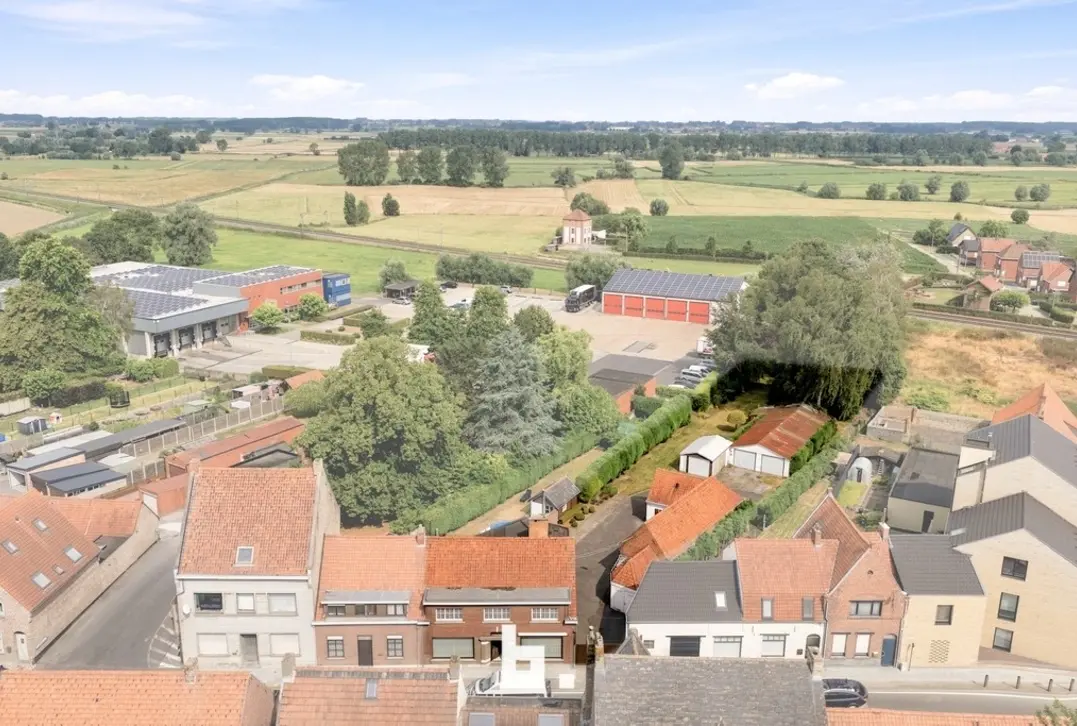 Unieke eigendom met 5 slaapkamers, 3 garages en tal van mogelijkheden op 1.507 m² - Kortemark