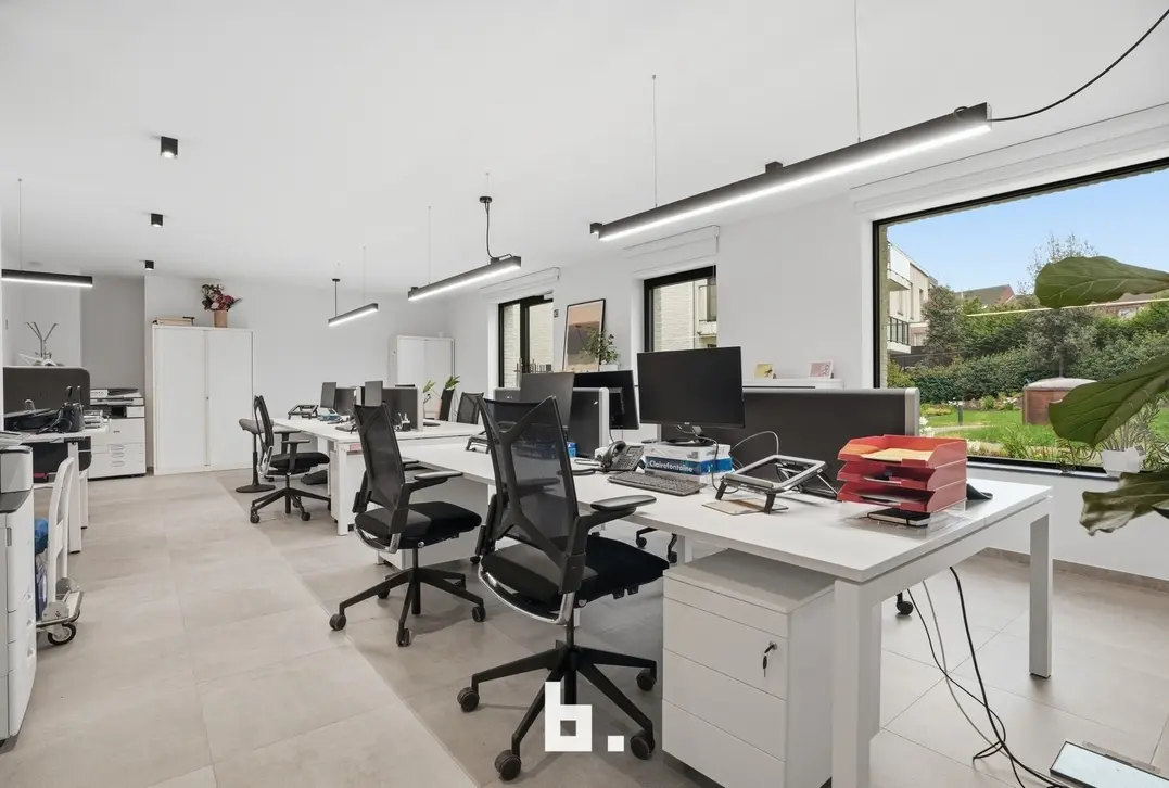 Instapklaar en lichtrijk handelspand van ca. 252 m² op strategische topligging in Rumbeke - Roeselare