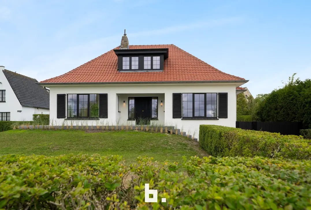 Een karaktervolle villa in uitgesproken cottagestijl, waar authentieke architectuur en hedendaags wooncomfort harmonieus samenkomen. De woning wordt omgeven doo - Oostkerke