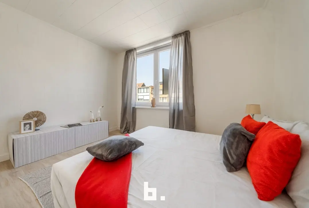 Karaktervolle halfopen gezinswoning met 3 slaapkamers, garage en zonnige tuin te Brugge - Brugge