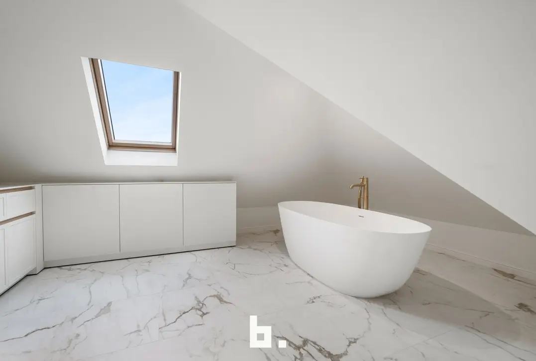 Een karaktervolle villa in uitgesproken cottagestijl, waar authentieke architectuur en hedendaags wooncomfort harmonieus samenkomen. De woning wordt omgeven doo - Oostkerke
