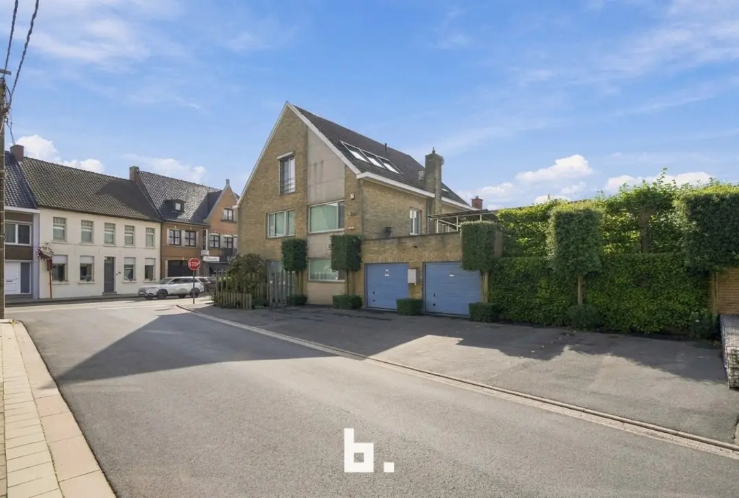 Uitzonderlijk ruime woning met praktijkmogelijkheden op centrale ligging in Wingene - Wingene