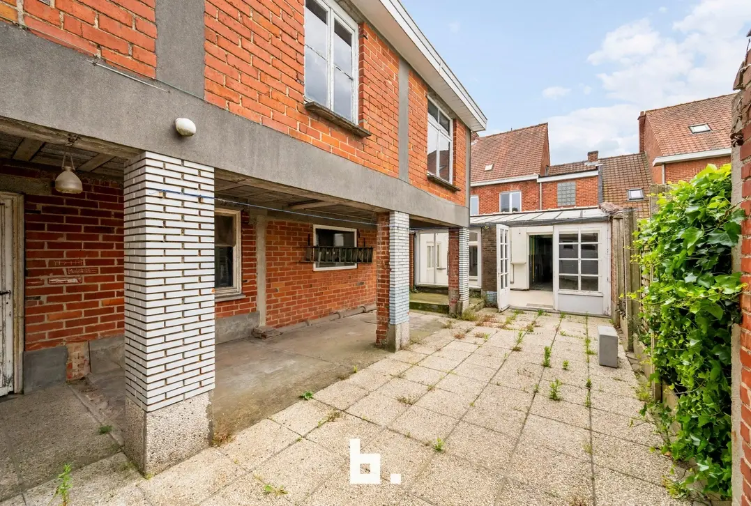 Woning met ruime loods op centrale locatie - Roeselare