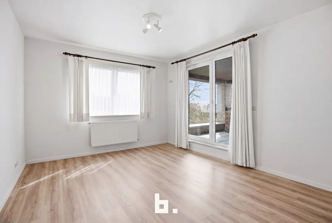 Unieke combinatie: Feestzaal met ruim appartement en grote parking te koop te Izegem! - Izegem