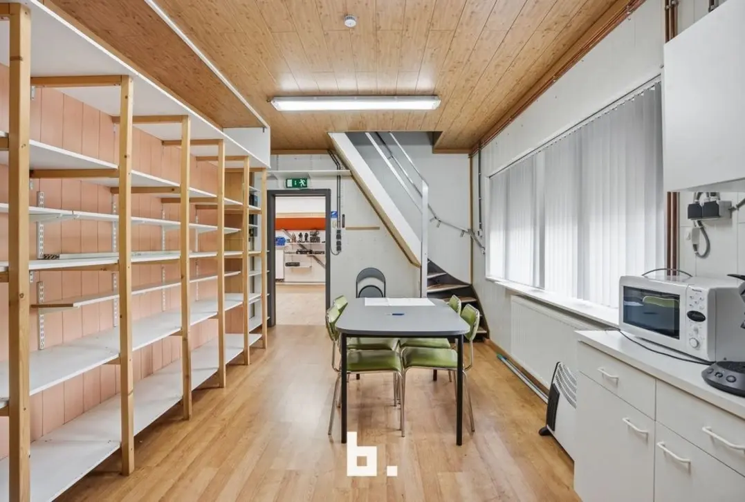 Multifunctioneel en vlot inrijbaar magazijn - Roeselare