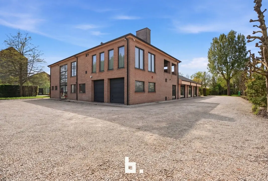 Unieke combinatie: Feestzaal met ruim appartement en grote parking te koop te Izegem! - Izegem