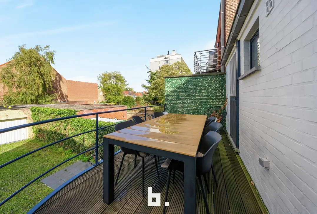 Opbrengsteigendom met 2 appartementen, handelsruimte en 2 garages in Sint-Andries - Sint-Andries