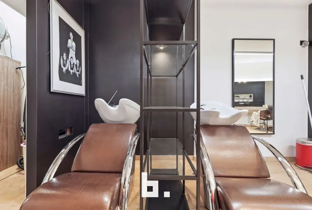 Commercieel handelspand met instapklare woonst op topligging in Roeselare - Roeselare