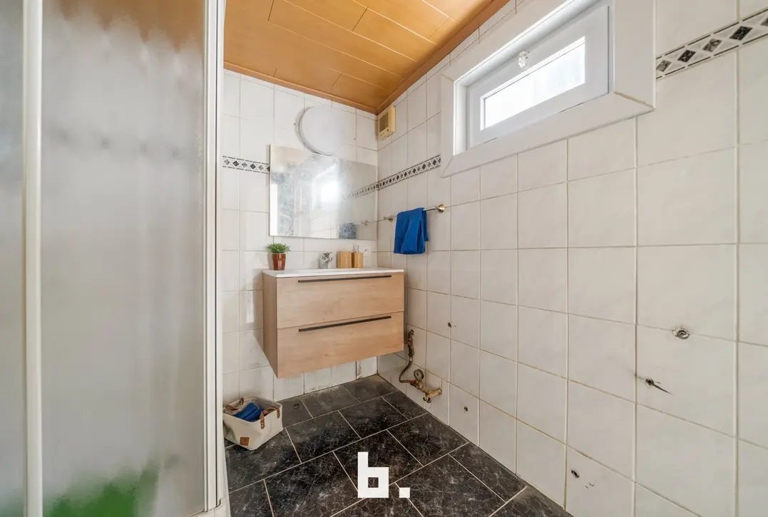 Karaktervolle halfopen gezinswoning met 3 slaapkamers, garage en zonnige tuin te Brugge - Brugge