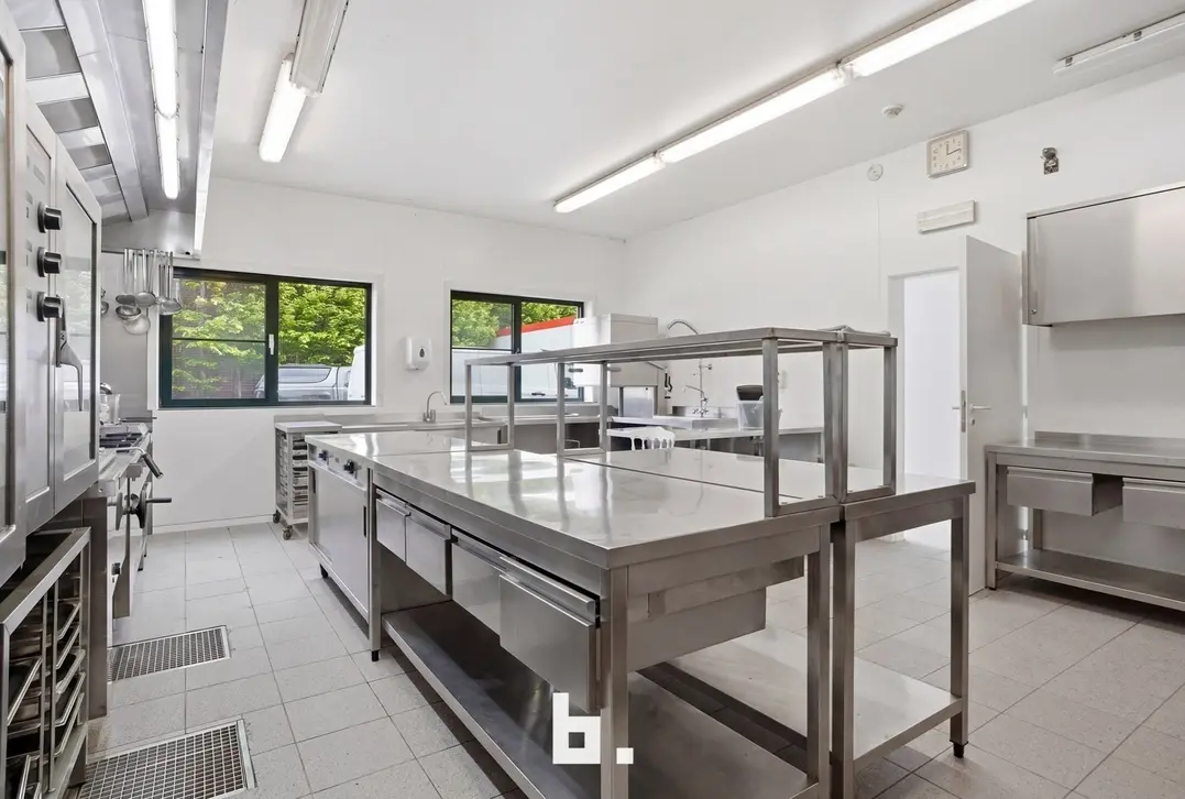 Unieke combinatie: Feestzaal met ruim appartement en grote parking te koop te Izegem! - Izegem