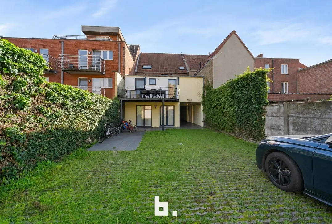 Opbrengsteigendom met 2 appartementen, handelsruimte en 2 garages in Sint-Andries - Sint-Andries