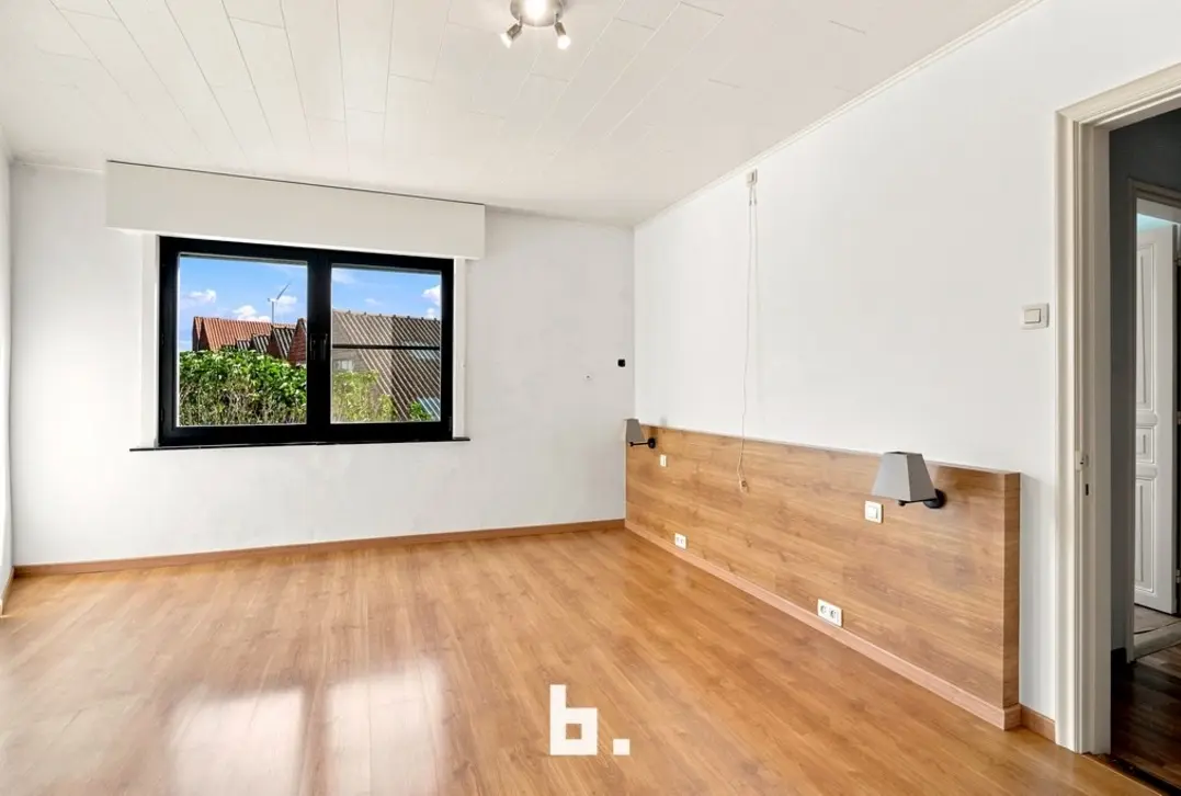 Verrassend ruime woning met 4 slaapkamers en een loods.  - Izegem