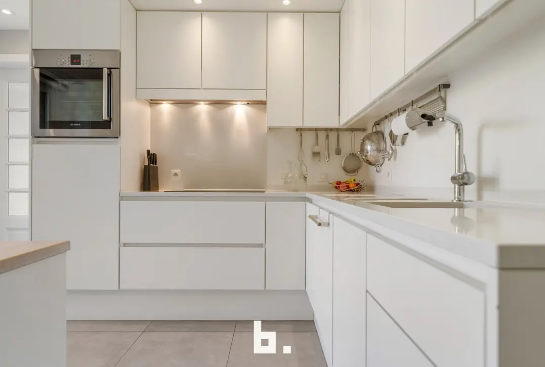 Discrete verkoop van uitzonderlijk grote villa - Varsenare