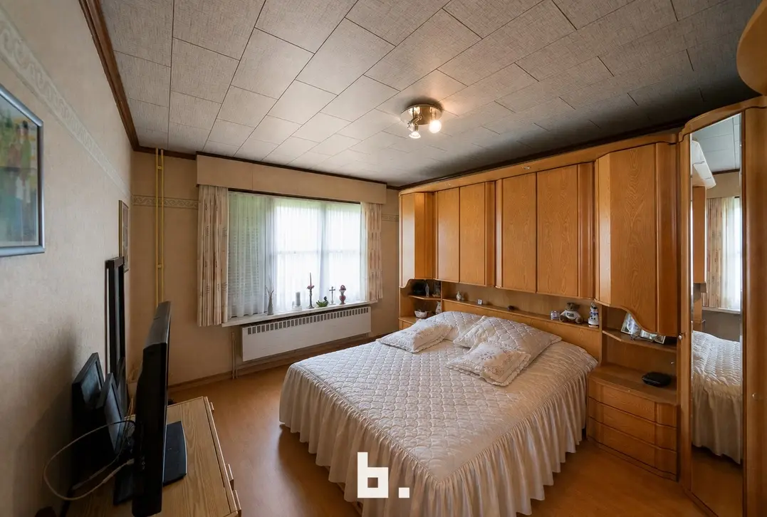 Oedelem licht op te frissen villa met veel volume en uitbreidingsmogelijkheid in het dak  - Oedelem