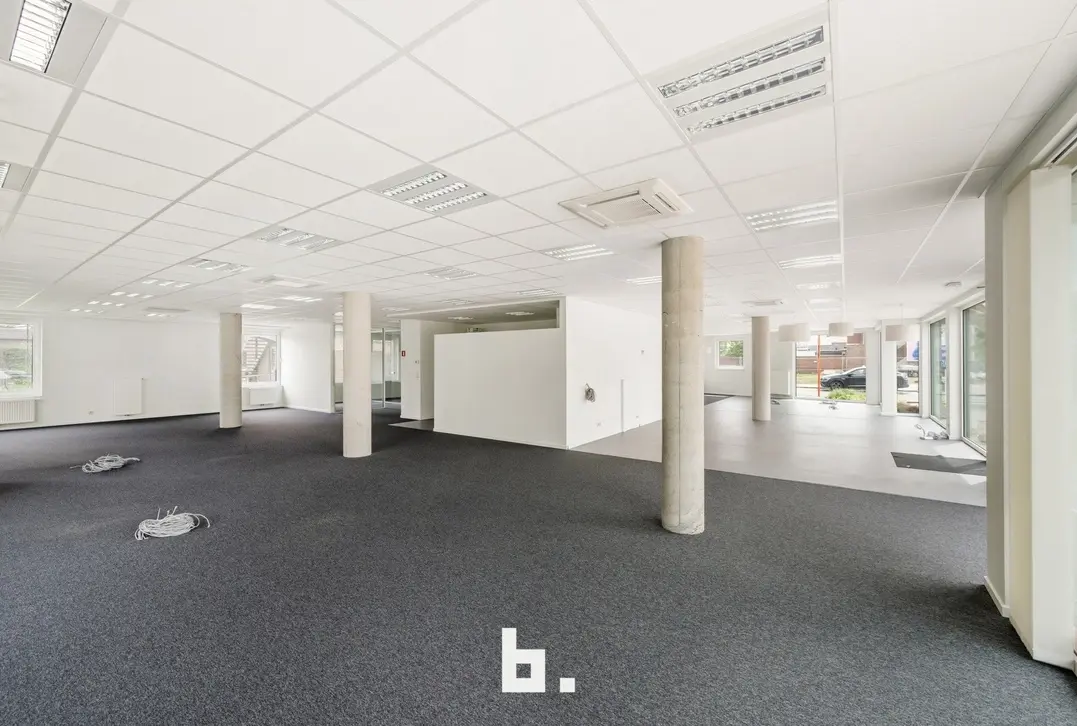 Ruim handelspand/kantoorruimte met 7 parkeerplaatsen op toplocatie in Roeselare - Roeselare
