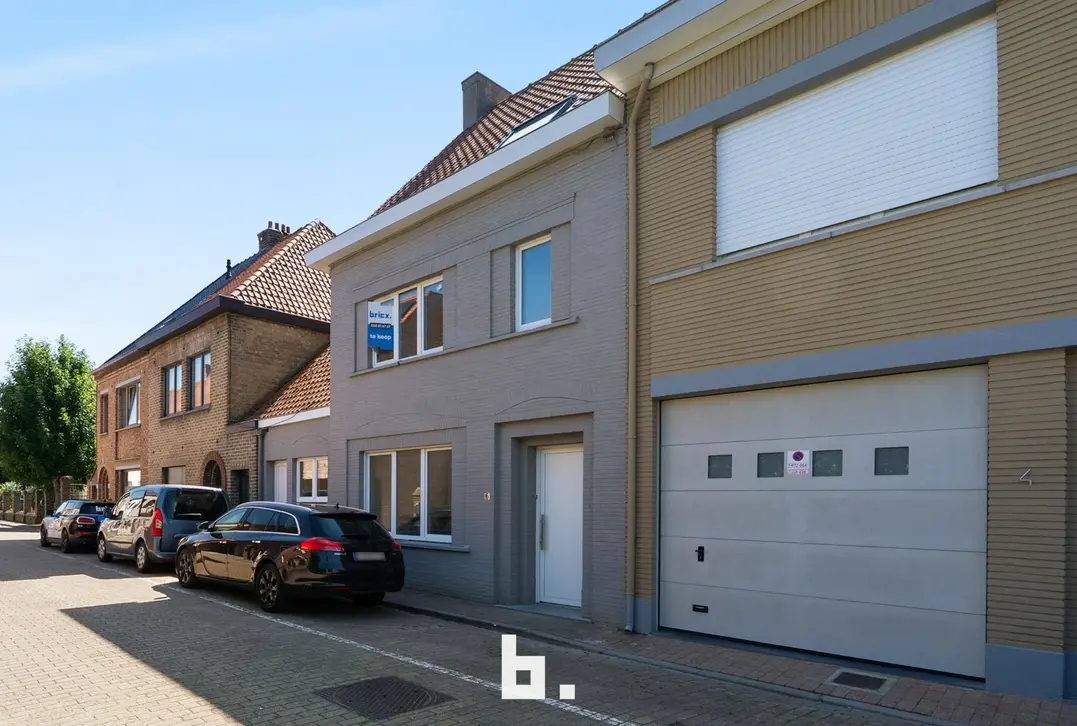 Volledig gerenoveerde woning met 4 slpks, 2 badkamers en mooie tuin op zeer centrale ligging te Gistel  - Gistel