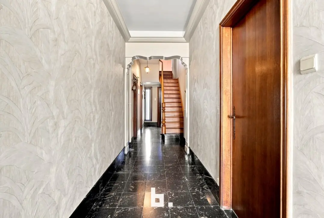 Verrassend ruime woning met 4 slaapkamers en een loods.  - Izegem