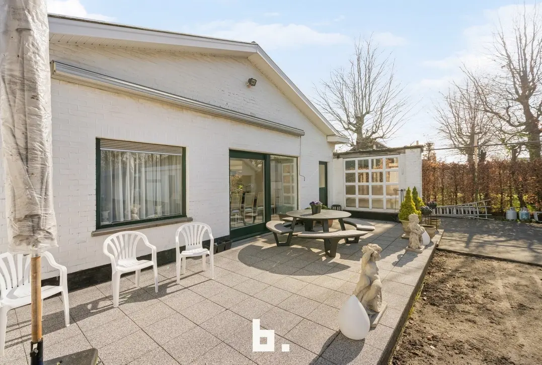 Mooie laagbouwvilla met zonnige tuin, dubbele garage en bijgebouw - Jabbeke