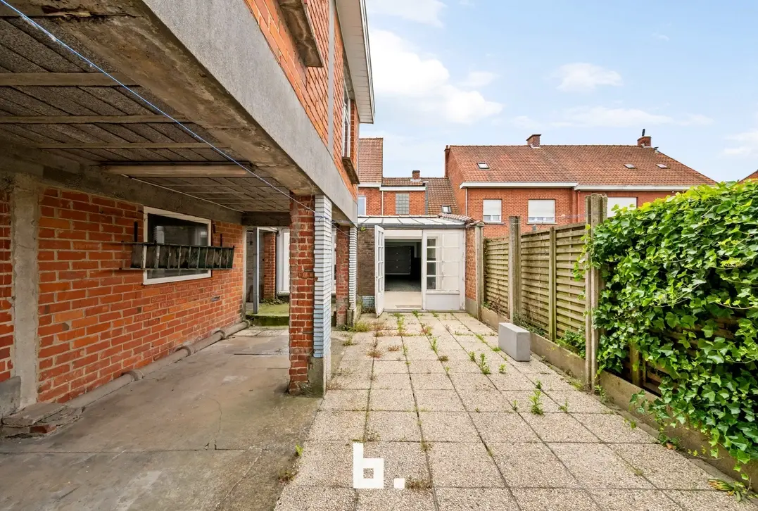 Woning met ruime loods op centrale locatie - Roeselare