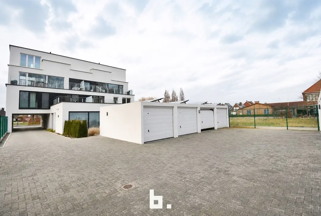 Bovengrondse garagebox op een strategische ligging - Zedelgem