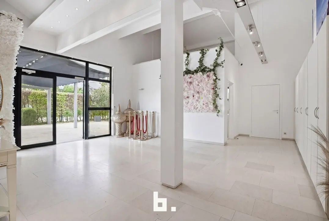 Unieke combinatie: Feestzaal met ruim appartement en grote parking te koop te Izegem! - Izegem