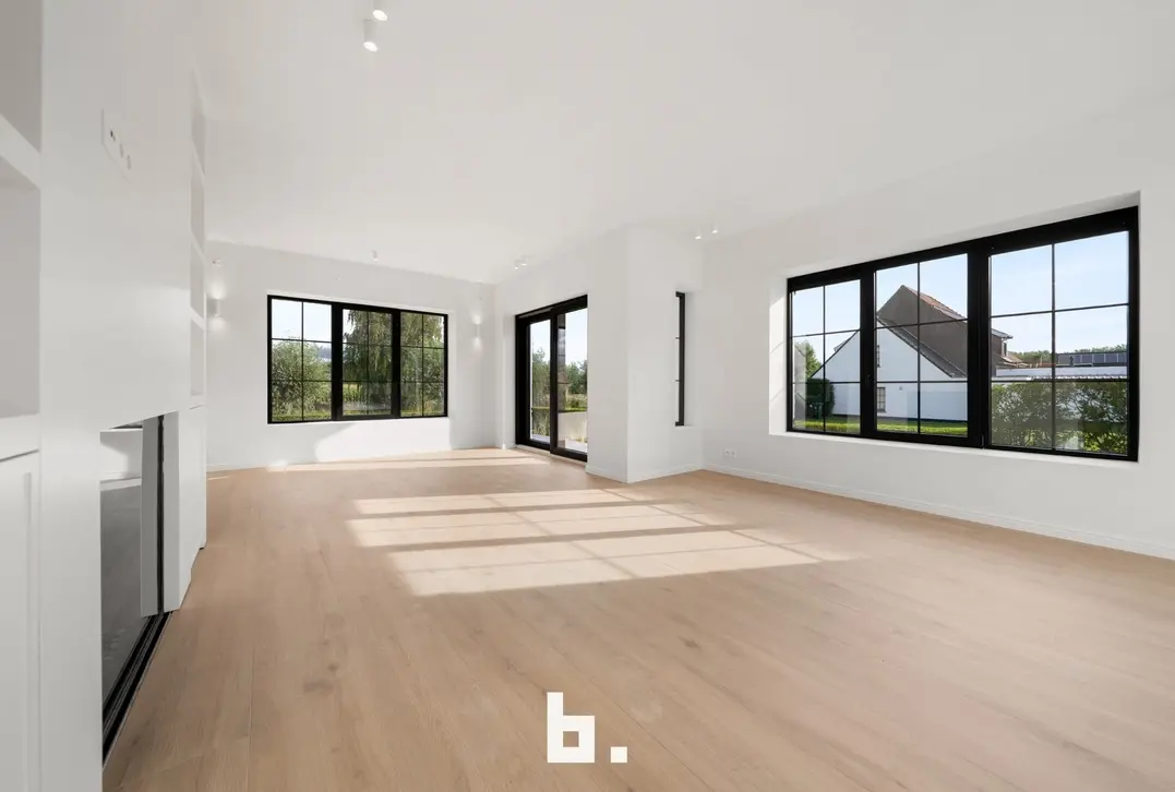 Een karaktervolle villa in uitgesproken cottagestijl, waar authentieke architectuur en hedendaags wooncomfort harmonieus samenkomen. De woning wordt omgeven doo - Oostkerke