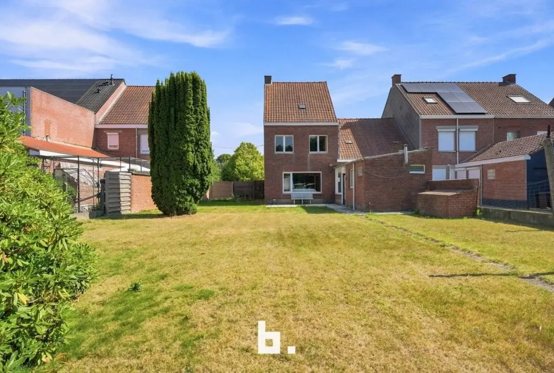 Ruime woning met grote tuin en bouwgrond - Roeselare