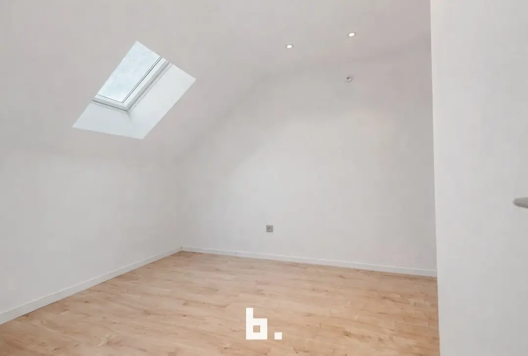 Prachtig gerenoveerd duplexappartement met groot terras en 4 kamers-Wevelgem-€275.000