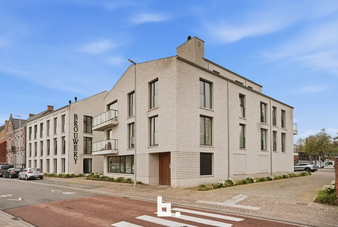 Instapklaar en lichtrijk handelspand van ca. 252 m² op strategische topligging in Rumbeke - Roeselare