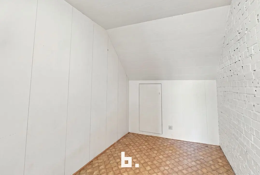 Halfopen woning met 4 slaapkamers en zeer ruime tuin te Staden. - Staden