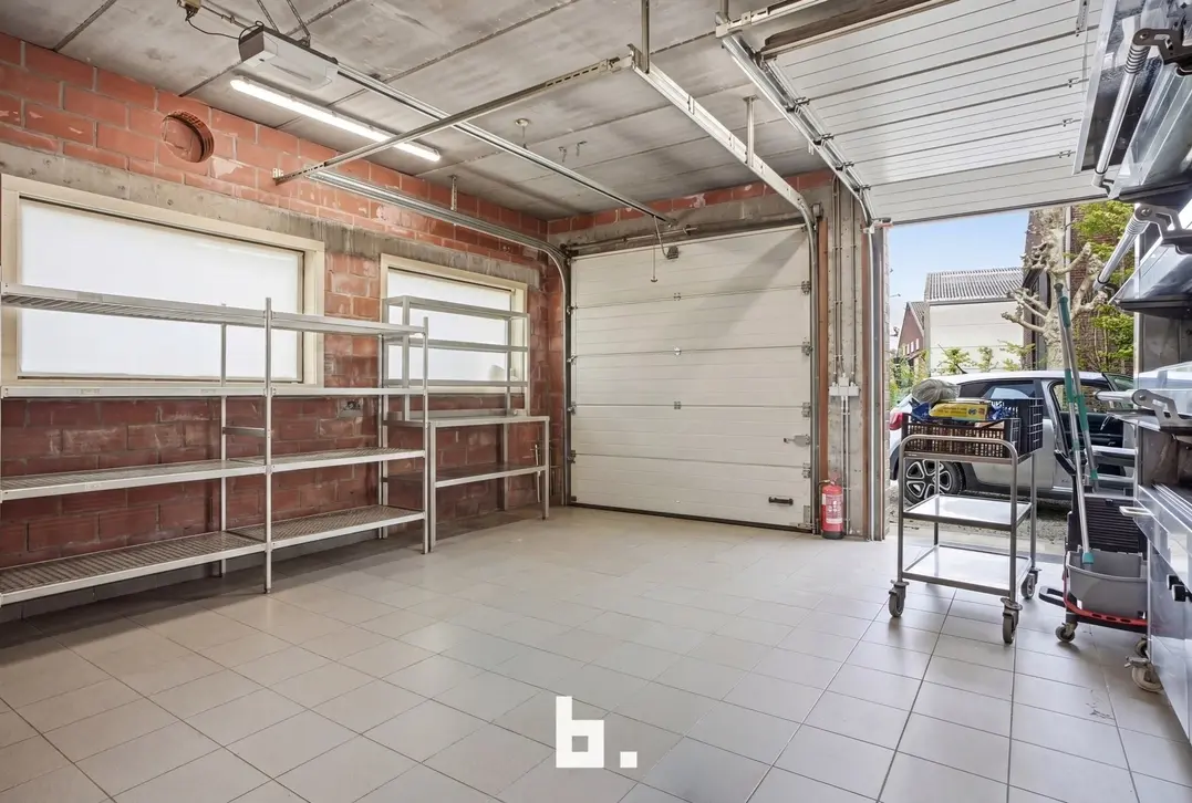Unieke combinatie: Feestzaal met ruim appartement en grote parking te koop te Izegem! - Izegem
