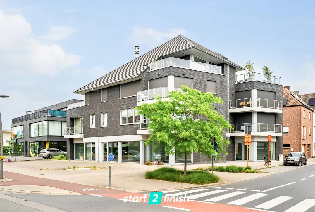Ruim handelspand/kantoorruimte met 7 parkeerplaatsen op toplocatie in Roeselare - Roeselare