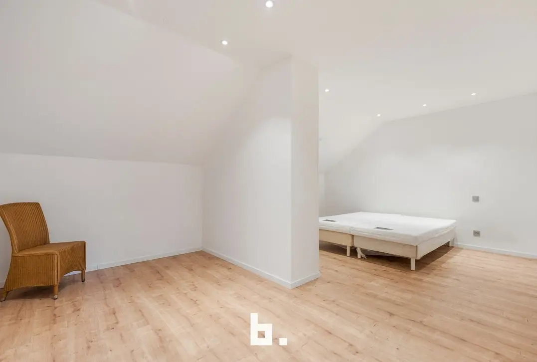 Prachtig gerenoveerd duplexappartement met groot terras en 4 kamers-Wevelgem-€275.000