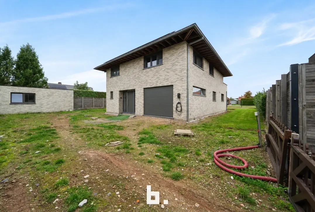 Prachtige nieuwbouwvilla met 4 ruime slaapkamers, inpandige garage en tuin - Zwevezele
