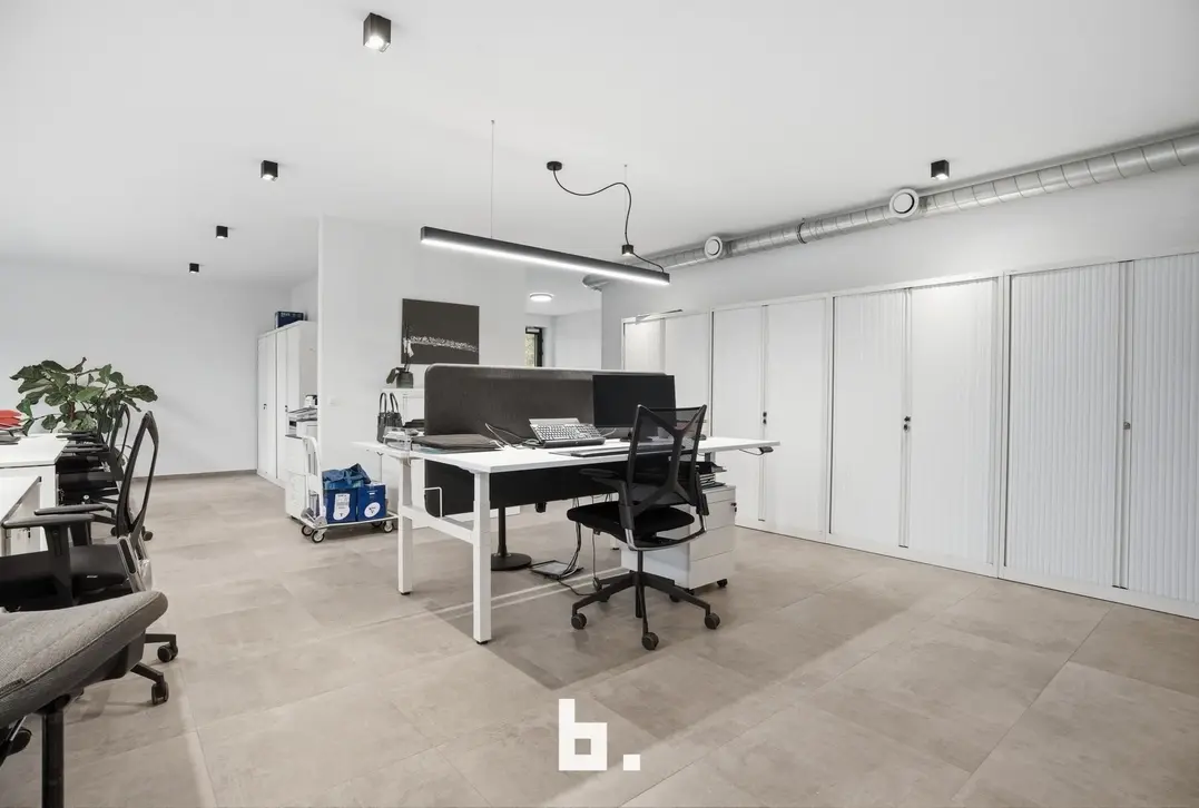 Instapklaar en lichtrijk handelspand van ca. 252 m² op strategische topligging in Rumbeke - Roeselare